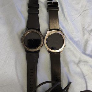 2x Samsung gear 3 watches + trio charger  im not desperate priced to sell!!!!